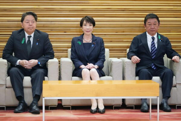 TOKIO (Japón), 21/04/2026.- La primera ministra de Japón, Sanae Takaichi, asiste a una reunión de gabinete. El gobierno anunció la revisión de las directrices operativas de los Tres Principios sobre la Transferencia de Equipos y Tecnología de Defensa, lo que permite a Japón exportar equipos con capacidad letal o destructiva, como aviones de combate y destructores. EFE/EPA/JIJI PRESS JAPAN OUT EDITORIAL USE ONLY/