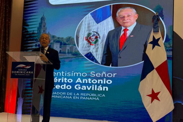 El embajador Esmerito Antonio Salcedo Gavilán en la Semana Dominicana en Panamá 2026
