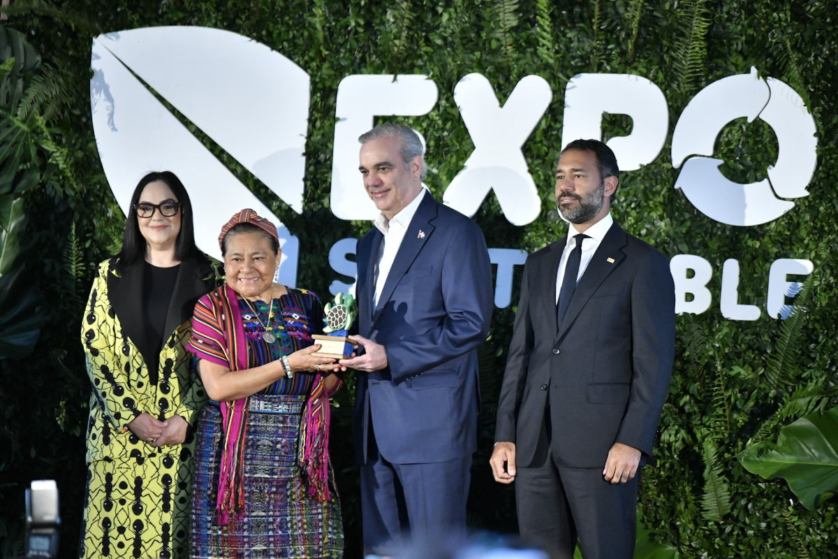Luis Abinader junto a Rigoberta Menchú, Elizabeth Mena (izq) y Samuel Sena (der) en la apertura de ExpoSostenible 2026 en Santo Domingo