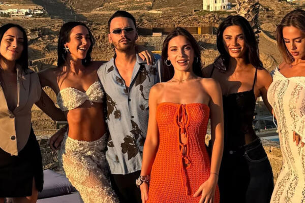 Emanuele Buttini y Deborah Ronchi (en el centro), dos de los dueños de la agencia apuntada por ser una red de prostitución VIP