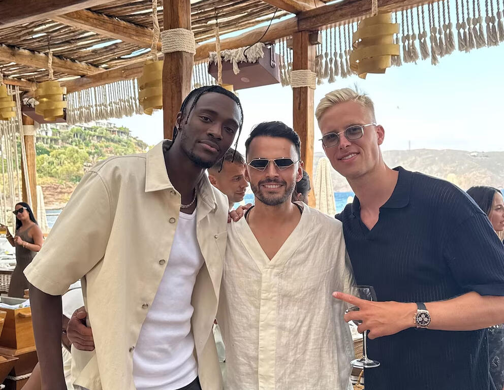 El jugador del Aston Villa Tammy Abraham y Hordur Magnusson, del Levadiakos, con el dueño de la agencia VIP