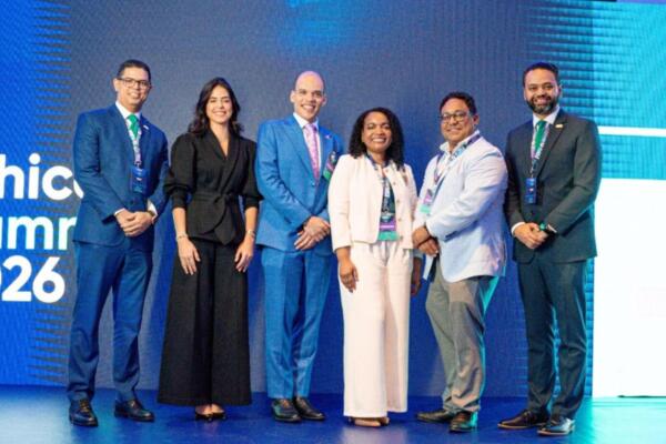 Rolkyn Rodríguez Acevedo, gerente de Mercadeo, Ethical Pharmaceutical
Dra. Carla Virginia González Guaschino, Pediatra
Dr. Juvianee I. Estrada-Veras, Pediatra, genetista clínico y Metabólico
Dra. Jessie Reynoso Santos, Pediatra, Genetista Clínica y Metabólica
Dr. Rafael Mena Canto, Pediatra, Intensivista Neonatal
Adler Liranzo Liz, Director de Mercadeo, Ethical Pharmaceutical. Foto: Fuente externa 