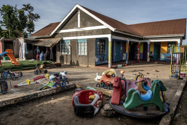 Vista general de la escuela del Programa de Desarrollo Infantil Temprano de Ggaba tras el ataque a niños en Kampala el 2 de abril de 2026. Cuatro niños fueron apuñalados mortalmente el 2 de abril de 2026 en un jardín de infancia en Kampala, la capital de Uganda, según informó la policía.
