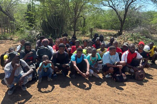 Un grupo de 34 haitianos indocumentados fue interceptado por el Ejército en Montecristi