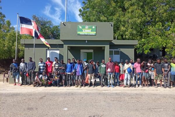 Ejército detiene a 33 haitianos en condición migratoria irregular que intentaban evadir un control militar en Dajabón