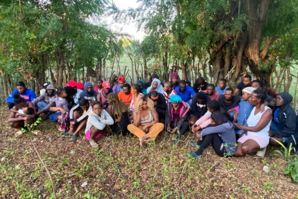 Ejército intercepta a 43 haitianos indocumentados en un platanal en Montecristi