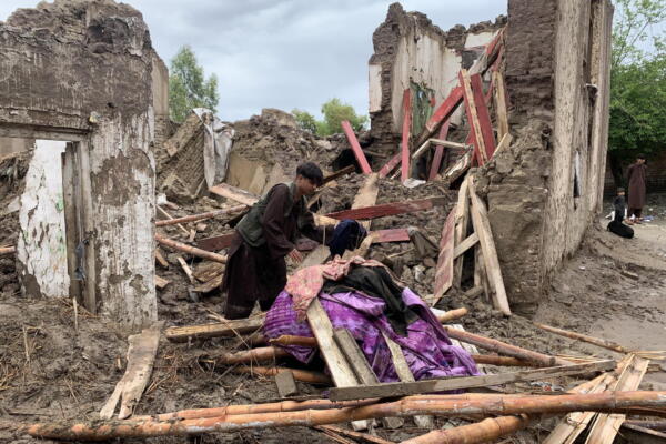 En la imagen de ayer, varios habitantes revisan sus hogares arruinados por las inundaciones en Jalalabad, Afganistán. EFE/EPA/STRINGER