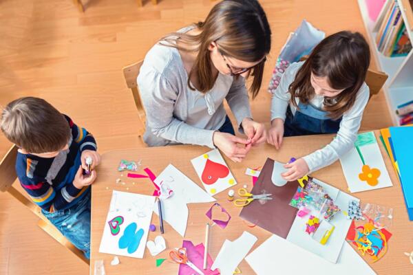 Expertos coinciden en que actividades simples como manualidades, juegos o cocinar en familia ayudan a estimular la creatividad y evitar el aburrimiento en casa.