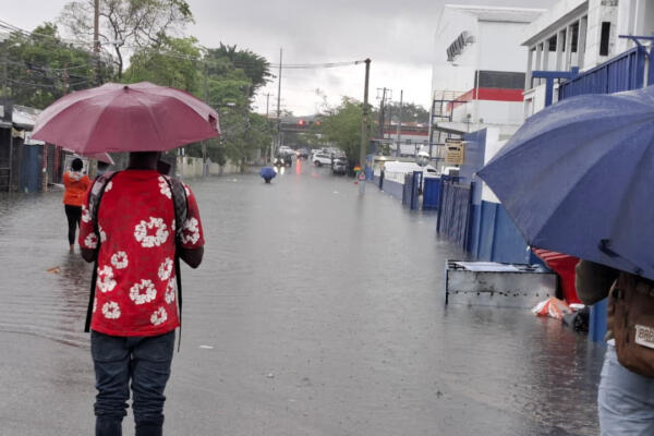 recomendaron a los conductores tomar medidas preventivas ante la reducción de visibilidad por lluvias y mantenerse en contacto con los organismos de protección civil a través del 9-1-1 y el *462.
