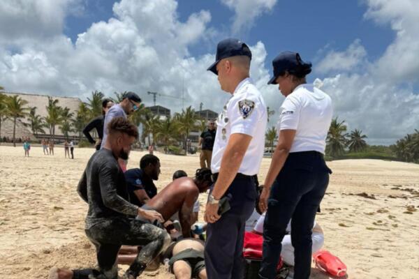 Turista colombiano muere tras ser arrastrado por olas en Bávaro