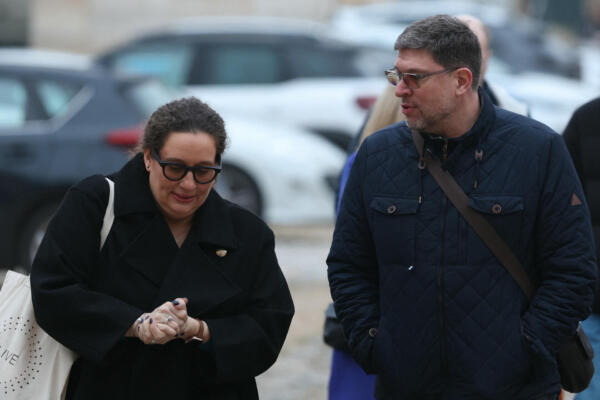  Los padres de Evaelle llegan al juzgado de Versalles el 9 de febrero de 2026 para la vista de apelación contra una profesora acusada de acoso tras el suicidio de Evaelle, una alumna de 11 años de secundaria. (Foto de Alain JOCARD / AFP)