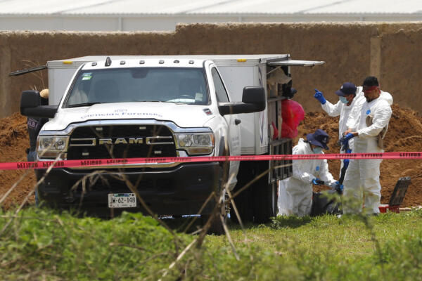 Peritos forenses trabajan en la excavación de una fosa clandestina en la zona de Las Agujas en Zapopan (México). Imagen de archivo. EFE/ Francisco Guasco