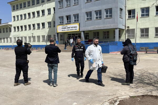 La policía turca investiga el tiroteo que tuvo lugar en una escuela en el distrito de Siverek de Sanliurfa, Turquía, el 14 de abril de 2026. EFE/EPA/STRINGER
