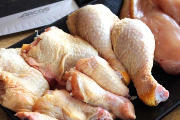 Comerciantes explicaron que, pese a la crisis internacional y la situación en el Medio Oriente, el precio del pollo ha mostrado una tendencia a la baja en las últimas semanas. 