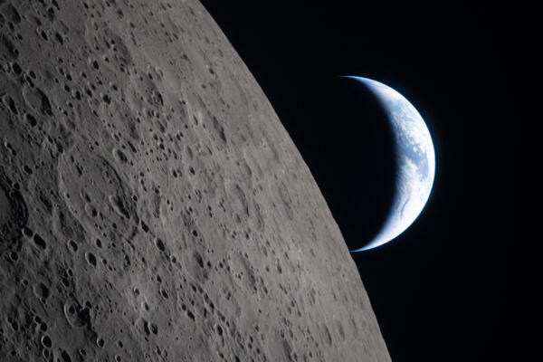 Esta fotografía, distribuida por la NASA el 7 de abril de 2026, muestra la Tierra en fase creciente poniéndose en el limbo lunar, vista desde la nave espacial Orión el 6 de abril de 2026. (Foto: Handout / NASA / AFP)