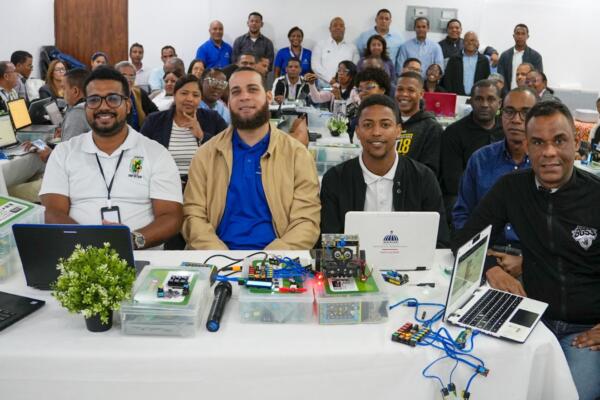 Regional 15 capacita a dinamizadores TIC en robótica educativa con Arduino