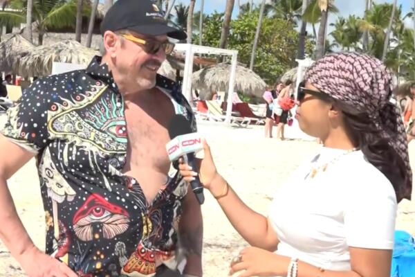 Turista canadiense enamorado del clima de RD y las playas de Punta Cana