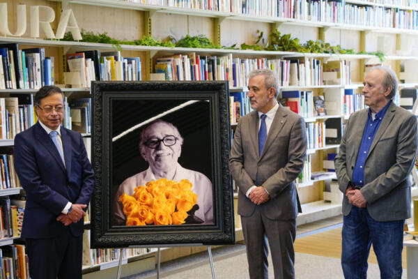 El presidente de Colombia, Gustavo Petro (i), visita la Biblioteca García Márquez junto al alcalde de Barcelona, Jaume Collbon (2d) y el cantante Joan Manuel Serrat (d), este viernes en la capital catalana. Petro entregó este viernes al alcalde de Barcelona, Jaume Collboni, el último retrato artístico en vida del premio nobel de literatura Gabriel García Márquez, en el marco de las cumbres de líderes progresistas que se celebra en la capital catalana. EFE/ Alejandro García