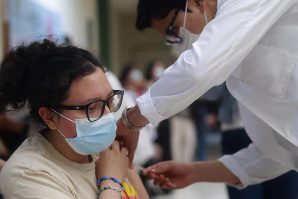 Una persona recibe una vacuna contra el sarampión, en la ciudad de Toluca (México). Imagen de archivo. EFE/ Felipe Gutiérrez