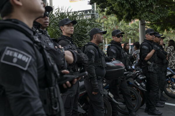 Fotografía de archivo, tomada el 26/10/2025, que muestra a policías de Malasia en Kuala Lumpur. EFE/EPA/AFFAN FAUZI