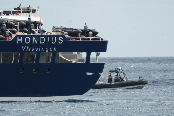 .- El crucero MV Hondius, afectado por varios casos de hantavirus, permanece fondeado en el interior del puerto de Granadilla de Abona (Tenerife), a la espera de que se desembarque a los últimos tripulantes y pasajeros que van a ser repatriados a sus países desde el aeropuerto de Tenerife Sur. EFE/Ramón de la Rocha