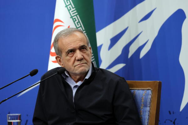 Foto de archivo del presidente iraní, Masud Pezeshkian, durante una conferencia de prensa con medios locales y extranjeros en Teherán, Irán, el 16 de septiembre de 2024. EFE/EPA/ABEDIN TAHERKENAREH