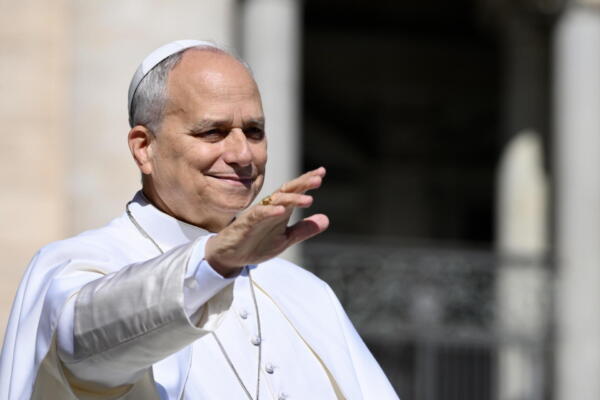 El papa León XIV llega para dirigir la audiencia general semanal en la plaza de San Pedro, en la Ciudad del Vaticano, este miércoles 20 de mayo de 2026. EFE/EPA/ALESSANDRO DI MEO