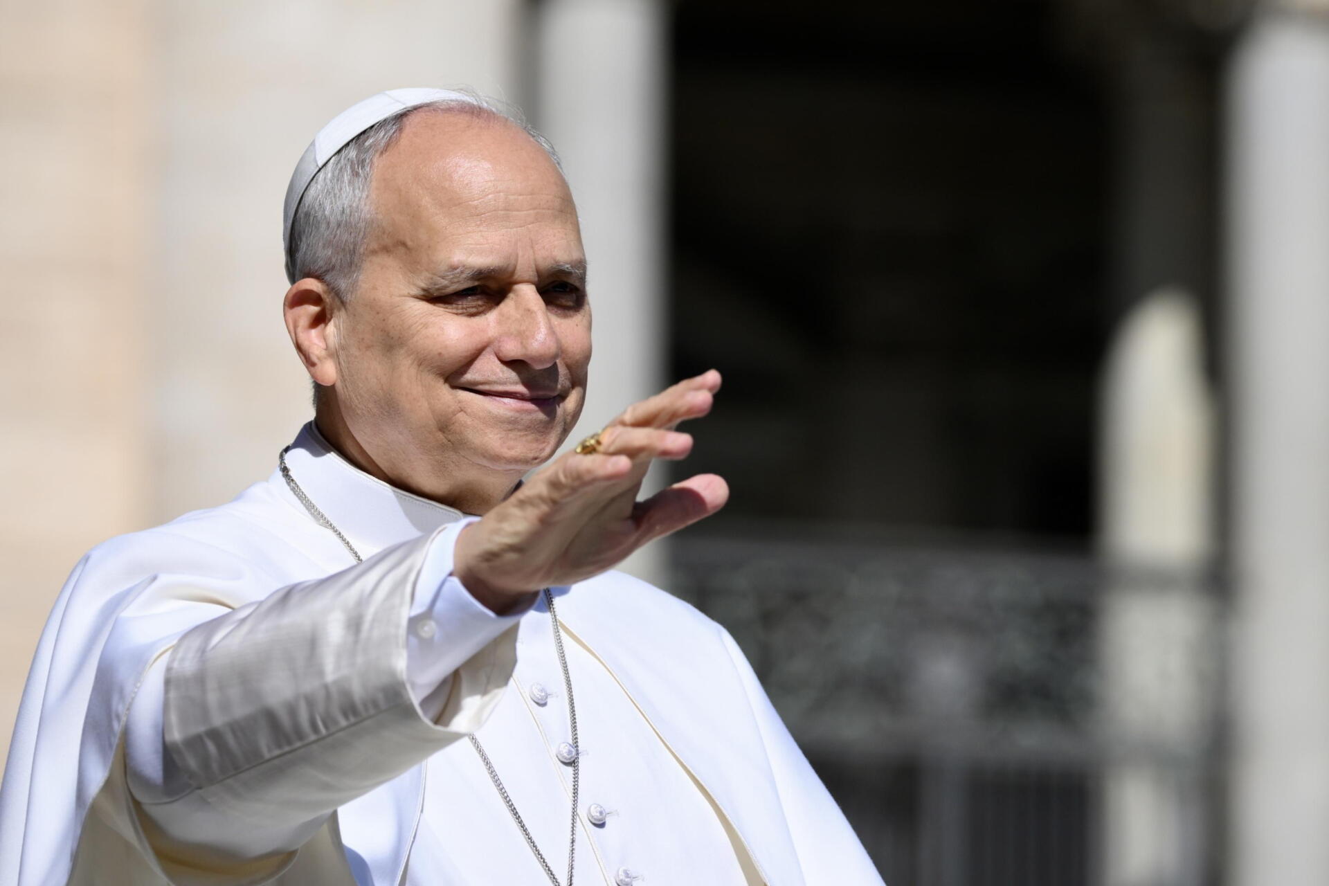 El papa recibe un balón del Mundial de manos de los embajadores de México, EEUU y Canadá