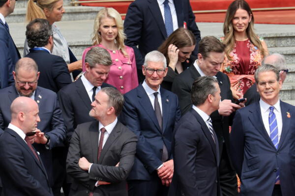 BEIJING (China), 14/05/2026.- Empresarios que acompañan al presidente de Estados Unidos, Donald Trump, en su visita a China, entre quienes se encuentran los directores ejecutivos de Tesla y Apple, Elon Musk y Tim Cook. EFE/EPA/Maxim Shemetov / POOL