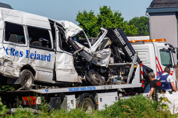 - La furgoneta destrozada está siendo remolcada en el lugar de una colisión entre un tren y un minibús escolar en un cruce de ferrocarril en Buggenhout, Bélgica, 26 de mayo de 2026. Según declaraciones del Ministro de Movilidad belga Jean-Luc Crucke y de autoridades locales, cuatro personas, incluidos dos niños, murieron confirmadas y varias más resultaron gravemente heridas tras la colisión entre un tren y un minibús escolar para necesidades especiales el 26 de mayo. (Bélgica) EFE/EPA/OLIVIER MATTHYS