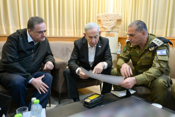 El primer Ministro de Israel, Benjamin Netanyahu (c), sostuvo una reunión de seguridad con el ministro de Defensa Yirael Katz y el jefe del Ejército Eyal Zamir, en Tel Aviv, este martes. EFE