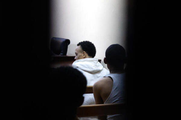Fotografía del 20 de mayo de 2026 de Joel Carmona Pinales, imputado de asesinar a su hijastra de ocho meses, durante una audiencia en San Cristóbal (República Dominicana). EFE/ Orlando Barría