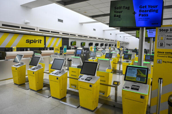 Los quioscos de auto check-in de Spirit Airlines permanecen inactivos con un mensaje para los clientes después de que la compañía cesara sus operaciones globales en el Aeropuerto Internacional de Fort Lauderdale-Hollywood en Fort Lauderdale, Florida. (Foto de GIORGIO VIERA / AFP)