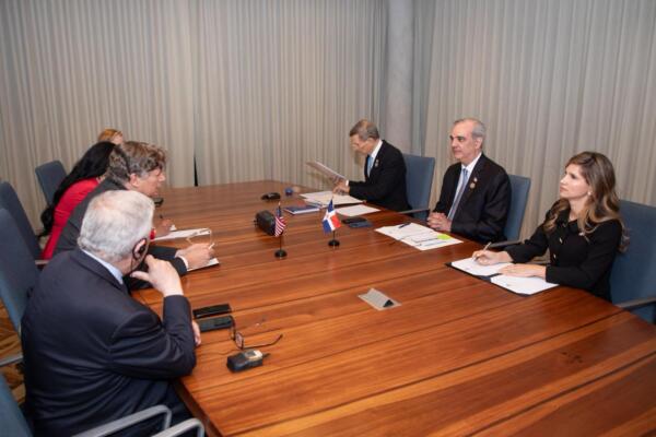 Abinader se reúne con con el presidente del Estado de Israel, Isaac Herzog, y con el subsecretario de Estado de EEUU, Christopher Landau. Foto: Fuente externa 