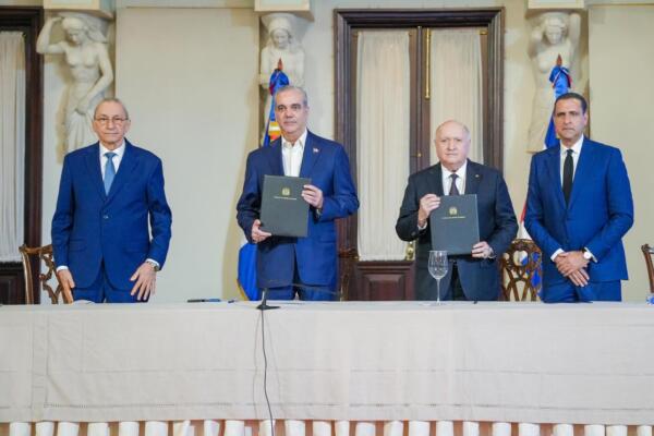 Abinader firma acuerdo de colaboración entre Finjus y la Consultoría Jurídica del Poder Ejecutivo
