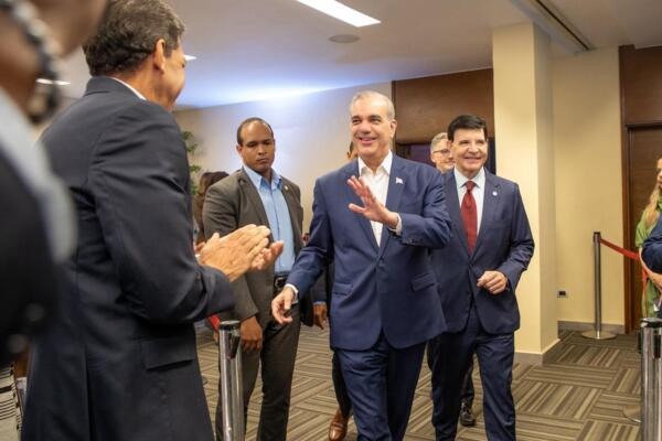 Luis Abinader y el presidente de la AIRD.