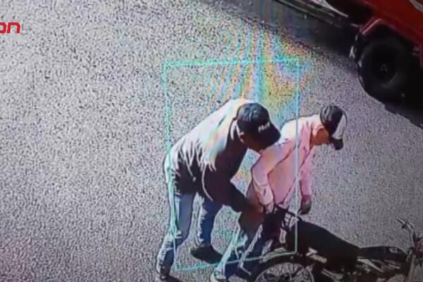 Cámara de vigilancia capta el momento en que un hombre engaña y asalta a un adulto mayor en la calle Córdoba de Moca.