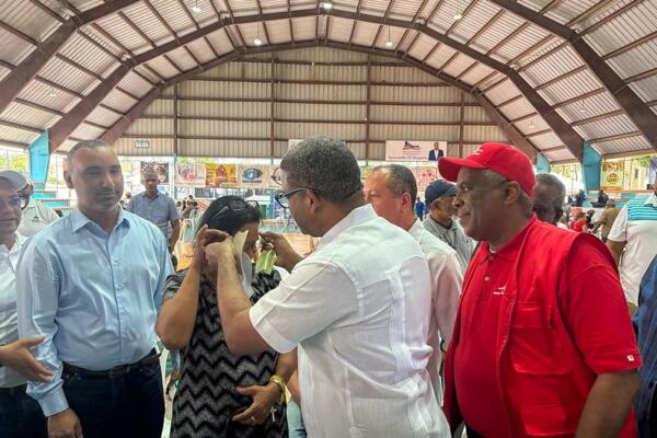 Cientos de familias de Navarrete y Licey al Medio fueron beneficiadas con servicios médicos y sociales durante la jornada “Primero Tú” de Propeep.