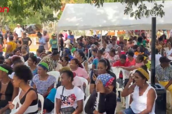 Actividad por el Día de las Madres realizada por el alcalde del distrito municipal de Mata Palacio, Ángel Rambalde.