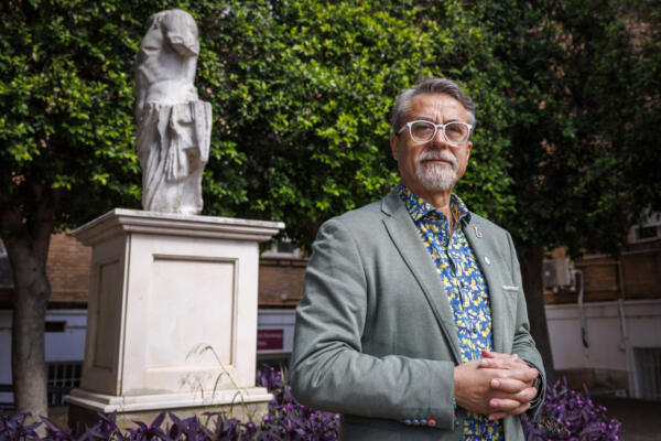 El investigador Alfredo Corell, catedrático de Inmunología de la Universidad de Sevilla, este martes en la Facultad de Medicina de Sevilla. EFE /Julio Muñoz