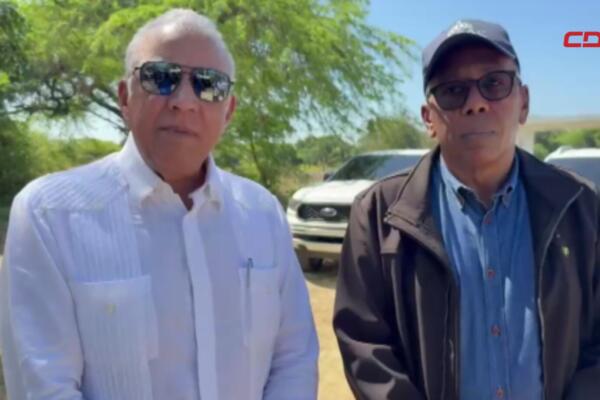 El ministro Administrativo de la Presidencia, Andrés Bautista, y el director de la DASAC, Edgar Augusto Féliz Méndez, recorrieron comunidades de la provincia Montecristi afectadas por recientes inundaciones. Durante la visita evaluaron daños en viviendas, caminos y áreas agrícolas y coordinan levantamientos para identificar necesidades urgentes. El gobierno busca priorizar acciones frente a limitaciones existentes, mientras las comunidades esperan ayudas, reparaciones y soluciones inmediatas para recuperar su infraestructura y medios de vida.
