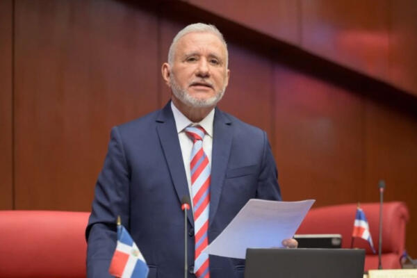 Antonio Taveras durante sesión en el Senado lee su discurso de renuncia al PRM.