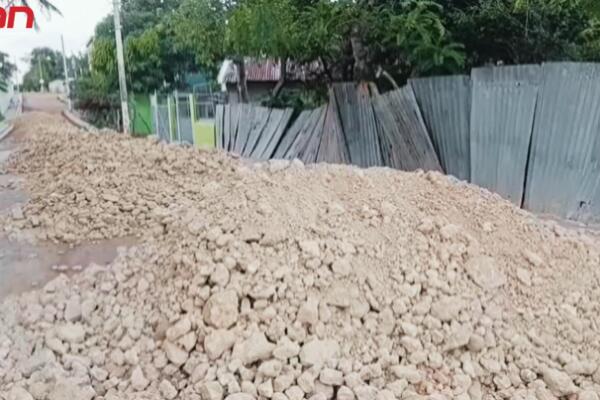 Imagen de los trabajos de construcción de aceras y contenes en el sector Villa Linda, Los Alcarrizos. Foto: CDN Digital