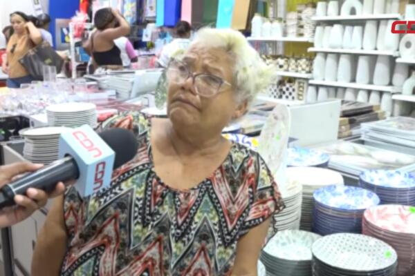 Comerciantes de la avenida Duarte reportaron ventas moderadas durante el Día de las Madres, mientras ciudadanos destacaron que compartir en familia tiene hoy más valor que los regalos materiales.