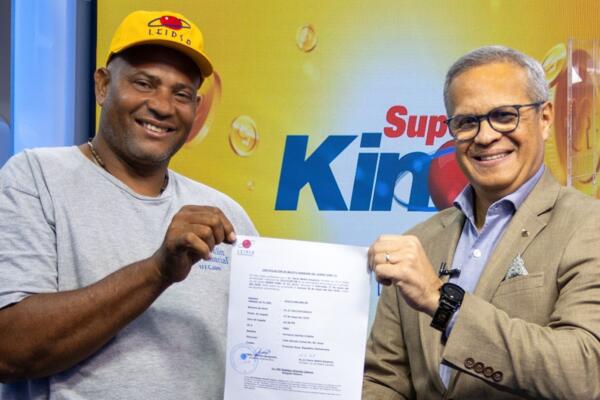 Leidsa entrega certificado a camionero ganador de 25 millones con el Súper Kino Tv