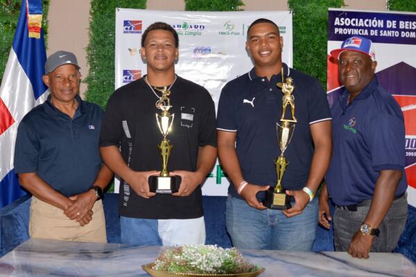 La entrega de los trofeos estuvo a cargo de Esther Alcántara, en representación de Marcus By Digna Restaurante; Arquímedes Lugo, tesorero de la Asociación de Béisbol de la Provincia de Santo Domingo (Abeprosado); y Mirtilio Feliz, secretario de la referida entidad.