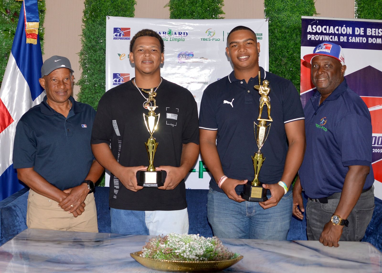 La entrega de los trofeos estuvo a cargo de Esther Alcántara, en representación de Marcus By Digna Restaurante; Arquímedes Lugo, tesorero de la Asociación de Béisbol de la Provincia de Santo Domingo (Abeprosado); y Mirtilio Feliz, secretario de la referida entidad.