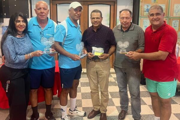 La ceremonia de premiación la encabezó Miriam Mendoza (Directora de Deportes) y Generoso Castillo (Director de Comunicaciones y Relaciones Públicas) del Club Arroyo Hondo. 