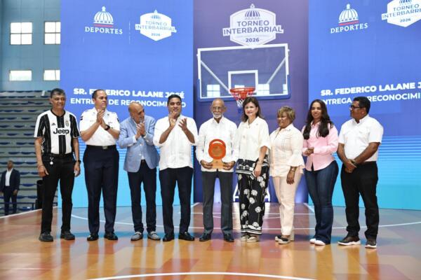 La vicepresidenta de la República, Raquel Peña; y el ministro de Deportes, Kelvin Cruz, dejaron inaugurado este martes el Torneo de Baloncesto Interbarrial Gran Santo Domingo 2026