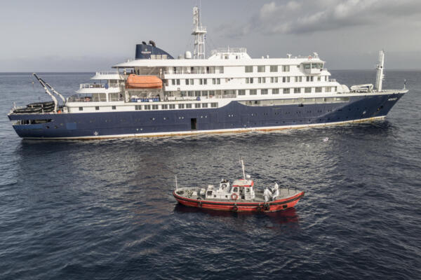 El crucero irá a Canarias o Países Bajos tras evacuar tres casos sospechosos de hantavirusThe MV Hondius has been at the centre of an international health scare since Saturday, when WHO was informed that the rare disease -- usually spread from infected rodents typically through urine, droppings and saliva -- was suspected of being behind the deaths of three of its passengers.
As others fell ill, passengers and crew have been in isolation after Cape Verde authorities barred the ship from docking, and as health authorities scrambled to find a port that would take the Hondius. (Photo by AFP)